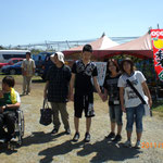 久居のぶどう農園に到着。Ｓさん（写真中央）は両手に花！？