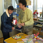 作業室内では、くじ引き。Ｋさん、Ｏさんが店番をしてくれていました。
