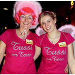 Party-Team: Anita (l.) und Sandy ganz in pink hinter der Bar.