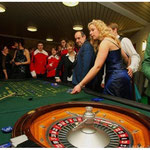 Gut besucht war der Roulette-Tisch der Spielbank-Bad Füssing. Auch Gardemajorin Sandra Krüger (2.v.r.) versuchte ihr Glück.