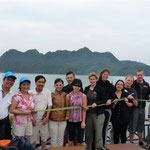 Vietnam, Halong Bay / Internationale Bootsbesatzung