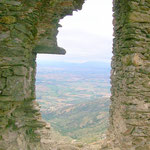 Blick von Vorhalle nach Westen in die Ebene des Alt Emporda - unter Fenster Absturz "Salt de la Reina" / Im grünen Mittelbereich lag der See von Castello