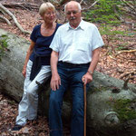 Prof. Peter Burschel mit seiner Frau  im Naturwaldreservat Waldhaus im Spessart Juli 2008