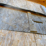 Stichsägenfenster mit Sehschlitz und Scharnierabdeckung