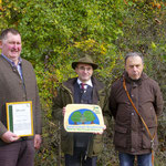 Jagdvorsteher Bernhard Popp, Dr. Wolfgang Kornder und Hans Webersberger mit der Urkunde und dem Holzpuzzle des „Wald-vor-Wild Preises“ 2017