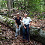 Prof. Peter Burschel mit seiner Frau  im Naturwaldreservat Waldhaus im Spessart Juli 2008