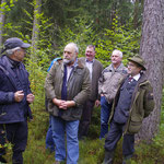 Der jahrzehntelang zuständige Förster wolfgang Fuchs hier im Gespräch mit Klaus Schulz von der ANW. Neben Wolfgang Fuchs im Hintergrund Jagdvorsteher Bernhard Popp