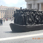 Petersplatz Statue Imigranten auf dem Floß