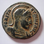 nummus, Rome 4e officine, 318-319, 2.55g, Avers: CONSTA-NTINVS buste cuirassé, casqué à droite