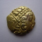 Statère d'or AMBIANI , biface, tête au bandeau, cheval à gauche, torque au-dessus, 7.21 g, Gaule Belgique