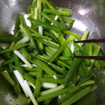 ⑥　全体に塩が馴染んできたらごま油小さじ１（お好みで）を入れて、さらにかき混ぜます。
