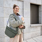 Mama mit Baby und Buggy Bum Bag von LÄSSIG
