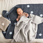 Baby liegend auf Babydecken von LÄSSIG