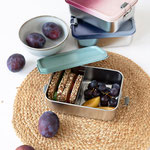 Lunchbox - LÄSSIG BOLD Edelstahl-Brotdose mit Snacks gefüllt.