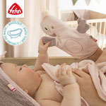 Mama spielt mit Baby & Waschhandschuh