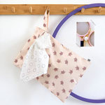 Wetbag Tiny Team Cat von LÄSSIG hängend auf Gaderobenleiste 