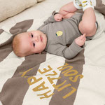 Baby liegend auf Babydecke Nature von LÄSSIG