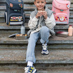 Kind auf Treppe mit 2 Schulranzen & Lunchbox von LÄSSIG