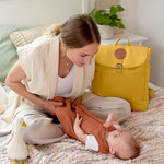 Mutter spielt mit Baby im Schlafsack von LÄSSIG