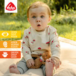 Baby schaut erstaunt mit Bean Bag Bär von Fehn 
