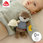Baby kuschelt mit Bean Bag Otter Theo von Fehn