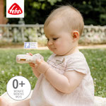 Baby spielt mit Fehn Mini-Rassel Maus