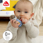 Baby schmust mit Fehn Mini-Rassel Otter Theo