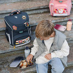 Kind auf Treppe mit 2 Schulranzen & Lunchbox von LÄSSIG