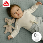 Baby kuschelt mit Knistertuch Elefant von Fehn