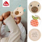 Baby kuschelt mit Knistertuch Capybara - Fehn