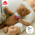 Baby hält Bean Bag Bär von Fehn im Arm
