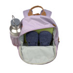 Kinderrucksack Little Gang geöffnet mit Hausschuhen LÄSSIG