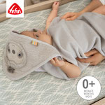 Baby mit Kapuzenbadetuch Faultier von Fehn