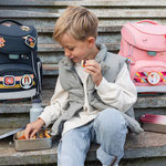 Kind auf Treppe mit 2 Schulranzen & Lunchbox von LÄSSIG