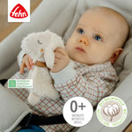 Baby kuschelt mit Knistertuch Schaf von Fehn