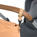 Kinderwagen-Organizer Camel vonLÄSSIG am Kinderwagengriff