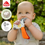 Baby knabbert am Knistertuch Hund Dotty von Fehn