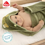 Baby eingekuschelt im Kapuzenbadetuch Chamäleon von Fehn