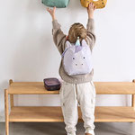 Kind mit Tiny Rucksack Einhorn von LÄSSIG streckt sich nach Garderobenhaken