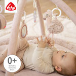 Baby unter Spielbogen der Aktivitätsdecke Flamingo