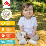 Baby auf Decke mit Rasselarmband Bär - Fehn Natur 3.0 Kollektion