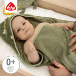 Baby eingekuschelt im Kapuzenbadetuch Chamäleon von Fehn