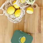 Bento Lunchbox Zitrone von LÄSSIG mit Zironen im Netz auf einem Tisch