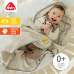 Baby schmust mit Kuscheldecke Otter von Fehn