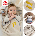 Baby schmust mit Kuscheldecke Otter von Fehn