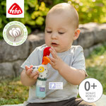Baby spielt mit Stabrassel Hund - fehnNATUR Kollektion Dotty