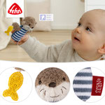 Baby mit Fehn Mini-Rassel Otter in der Hand und Detailansicht