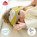 Baby mit Kapuzenbadetuch Otter von Fehn