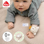 Rasselarmband Bär Fehn Natur 3.0 am Arm vom krabbelnden Baby