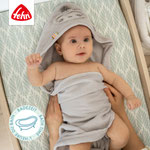 Baby mit Kapuzenbadetuch Faultier von Fehn
